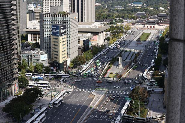 경찰은 한글날인 9일 서울 광화문 세종대로에 돌발적인 집회·시위 등을 차단하기 위한 차벽을 설치했다./연합뉴스