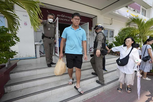 2023年3月31日、タイ・パタヤのパタヤ地方裁判所へ向かう途中、ノンプルー警察署から出発する深セン神聖改革教会（メイフラワー教会としても知られる）の信者ら。© 2023 AP Photo/Sakchai Lalit