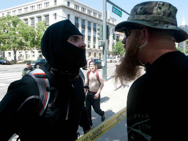 Un manifestante de Antifa tiene un intercambio acalorado con un partidario pro Trump durante la Marcha de Denver contra la Ley Sharia en Denver, Colorado, el 10 de junio de 2017.