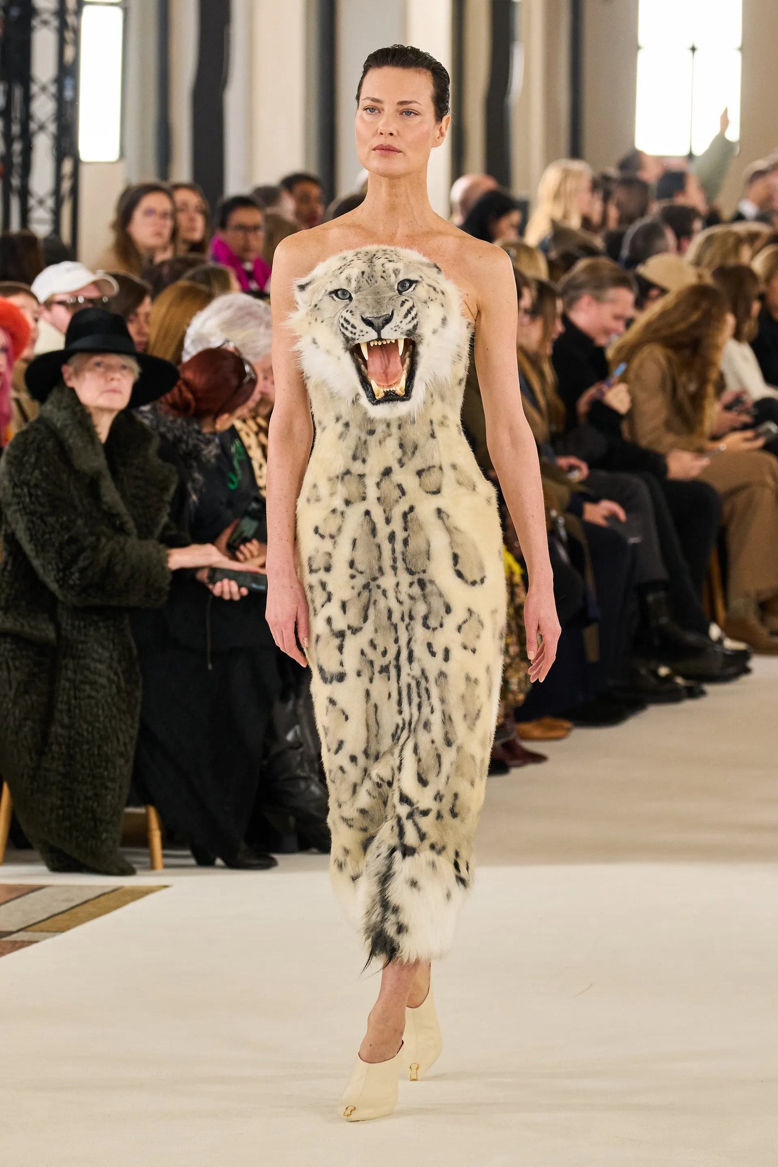 Schiaparelli desciende a los infiernos en su último desfile de Alta Costura