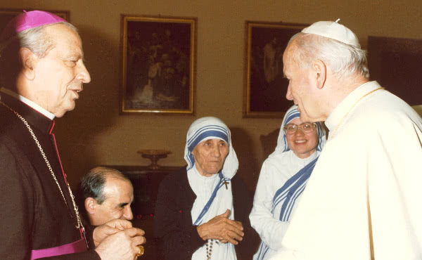 San Juan Pablo II, junto a la nueva santa y al beato Álvaro del Portillo, el 1 de junio de 1985.