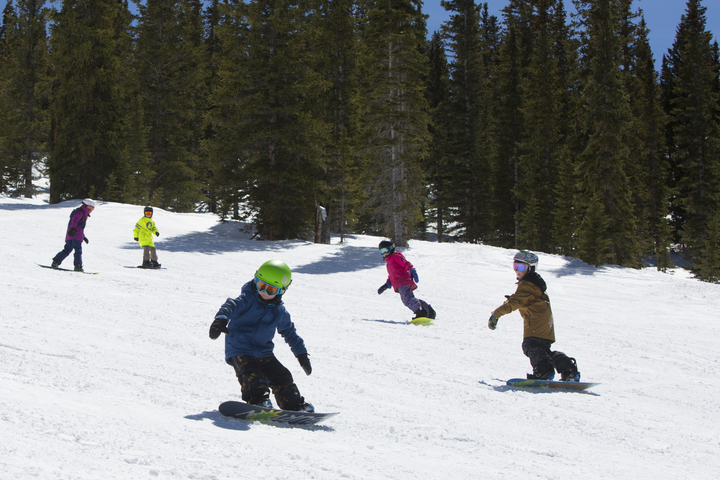 crianças esquiam grátis aspen snowmass