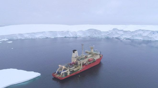 A embarcação R/V Nathaniel B. Palmer, usada pelos cientistas, fotografado de um drone na frente da geleira Thwaites em fevereiro de 2019
