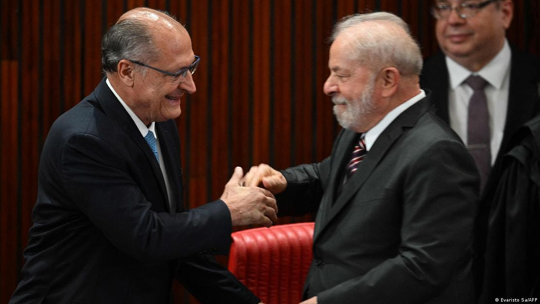 À esquerda, o vice-presidente eleito Geraldo Alckmin cumprimenta o presidente eleito, Lula, durante cerimônia de diplomação no TSE.