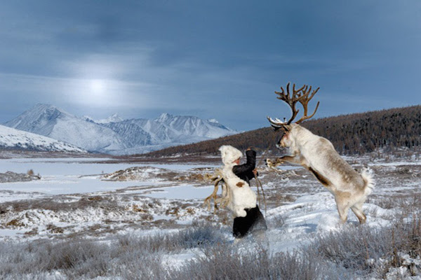 Bộ ảnh ghi lại cuộc sống khoáng đạt của bộ tộc chăn thả tuần lộc, vẻ đẹp con người và thiên   nhiên hoang vu nơi mảnh đất Mông Cổ.