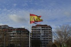 El consejero de Vivienda de Madrid gastó 65.000 euros en colocar veintiún banderas de España cuando era alcalde de Alcorcón