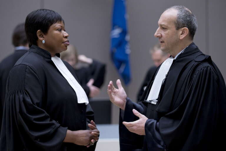 La procureure de la Cour pénale internationale, Fatou Bensouda, en conversation avec Emmanuel Altit, l’un des avocats de Laurent Gbagbo, à La Haye, en janvier 2016.