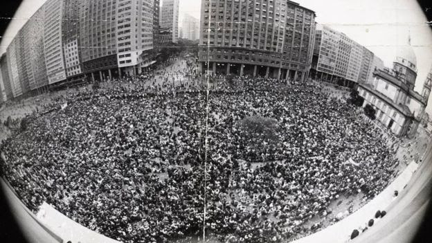 A manifestação histórica no Centro do Rio que ficou conhecida como a Marcha dos Cem mil, em junho de 1968; tais protestos se tornaram impossíveis de acontecer após o AI-5