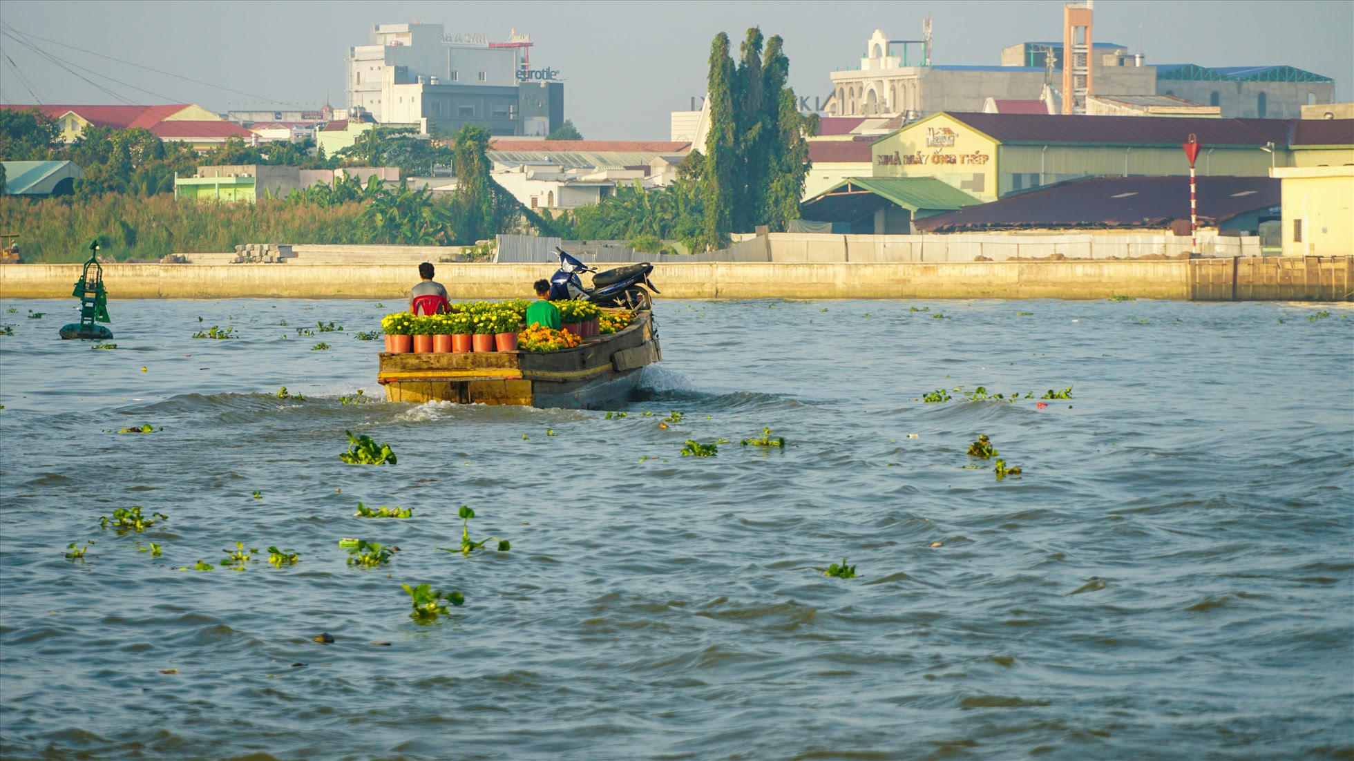 Chỉ còn 6 ngày nữa là đến Tết Nguyên đán 2023, nhiều ghe, xuồng đang tất bật vận chuyển những chuyến hàng lớn nhất của năm để đi bán.