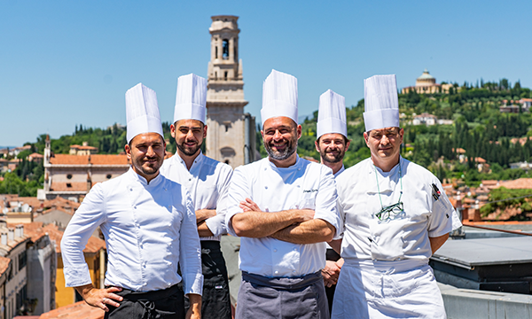 Chef Sergio Speca e la 
sua brigata al Due Torri Hotel di Verona