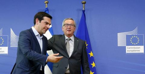 El primer ministro griego, Alexis Tsipras, junto al presidente de la Comisión Europea, Jean-Claude Juncker.- REUTERS