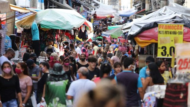 Grando movimentação em rua de comércio popular em Manaus