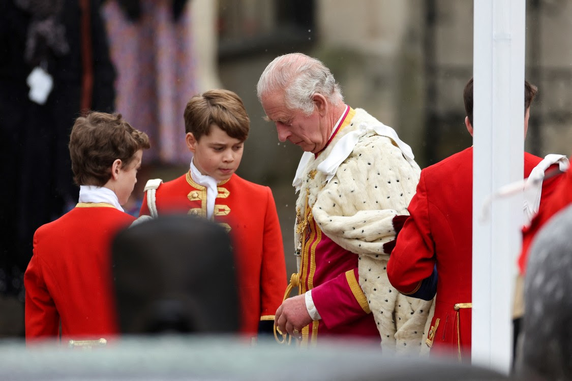 Vua Charles và Hoàng tử George của Vương quốc Anh đứng trong lễ đăng quang.  REUTERS/Henry Nicholls