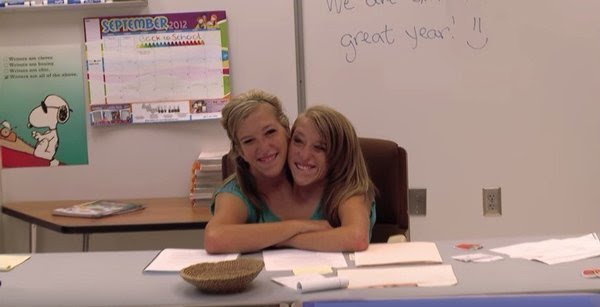 "WE GOT A JOB!" Abby and Britt, The Conjoined Teachers, Get Hired https Cap-chi-em-song-sinh-dinh-lien-than-va-cuoc-song-vuot-qua-ca-tuong-tuong-15159236--1568081725-728-c714b9385b-1573815857-1573922028-349-width600height307