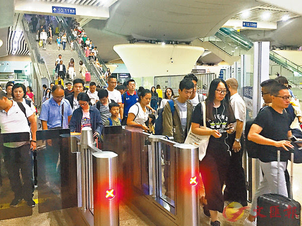 ■一列從香港出發的列車抵達廣州，旅客有序出站。香港文匯報記者敖敏輝 攝