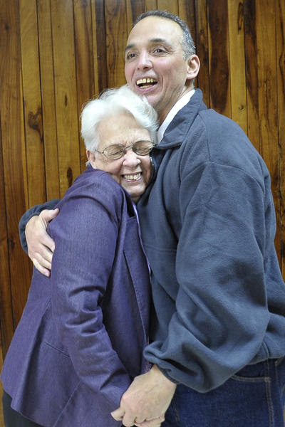 Nuestro héroe Antonio Guerrero (D), con su madre Mirta, a su arrivo a la patría, en La Habana, el 17 de diciembre de 2014. AIN FOTO/ Estudios Revolución