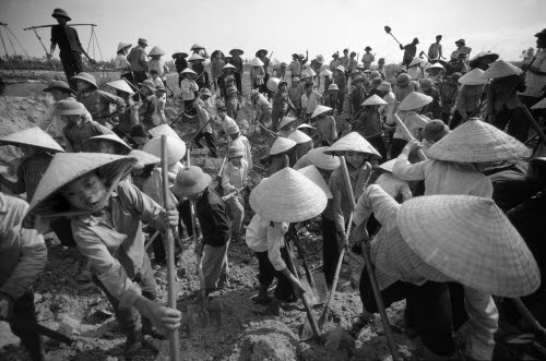 Dân làng đào kênh dẫn nước vào đồng ruộng. Ảnh: Philip Jones Griffiths/Magnumphoto