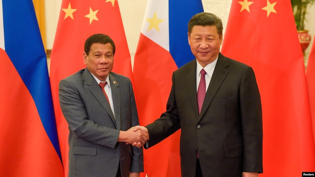 Tư liệu- Chủ tịch TQ Tập Cận Bình, phải, bắt tay TT Philippines Rodrigo Duterte trước cuộc gặp song phương tại Diễn đàn Vành đai Con Đường ở Bắc Kinh, ngày 15/5/2017.