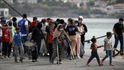 Un gruppo di migranti e rifugiati attendono il trasferimento a Mytilene - Lesbo