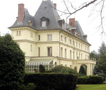 le château de frémigny emploie une équipe permanente de 45 personnes. 