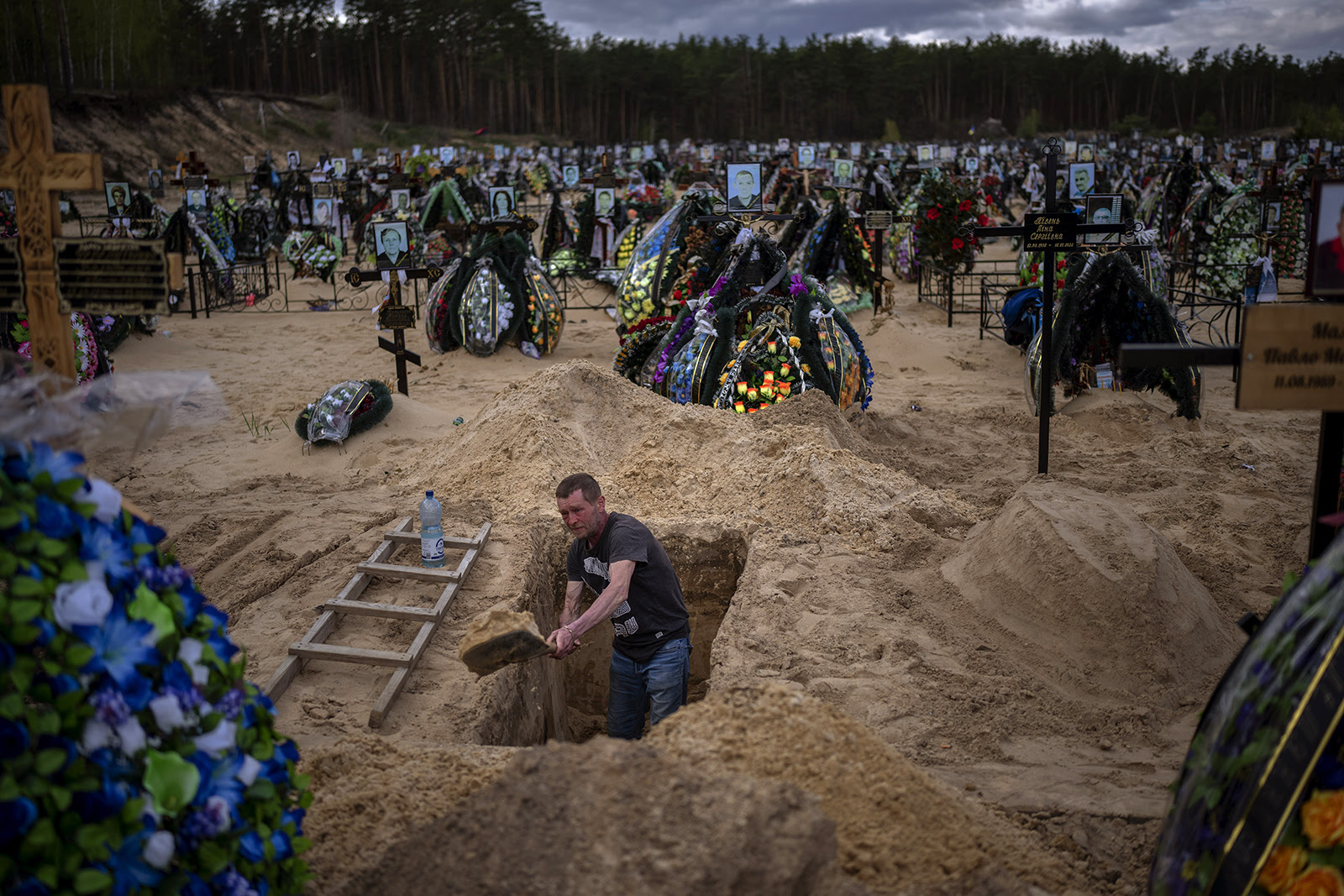 Gravedigger Alexander đào một ngôi mộ tại nghĩa trang Irpin, ngoại ô Kyiv, Ukraine, vào thứ Tư, ngày 27 tháng 4 năm 2022. (Ảnh AP / Emilio Morenatti)
