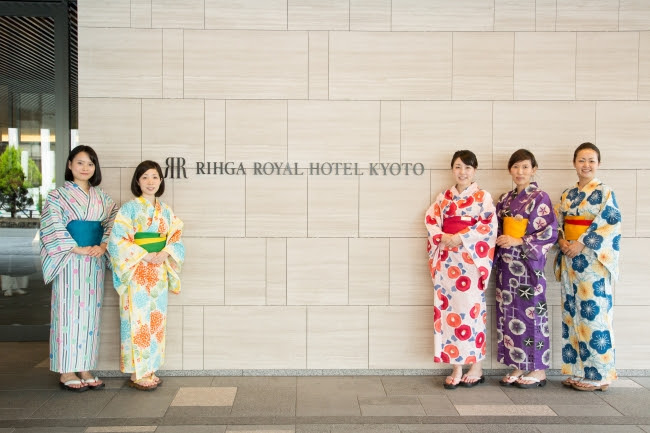 7月14日(金)から17日(月・祝)はフロントの女性スタッフが浴衣でおもてなしをします。