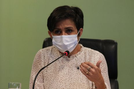A diretora de Coordenação e Articulação do Sistema Nacional de Vigilância Sanitária (DSNVS), Alessandra Bastos, realiza entrevista coletiva para falar sobre a interrupcao dos estudos da vacina Coronavac