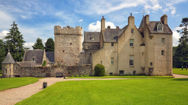Lâu đài Drum, Scotland: Vào năm 2013, các nhà khảo cổ học đã phát hiện một căn phòng bí mật trong khi bảo tồn lâu đài lâu đời nhất ở Scotland tại thành phố Aberdeenshire. Căn phòng vẫn được giữ nguyên vẹn như từ khi nó được xây dựng vào thời Trung cổ.