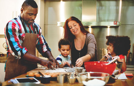 Una familia que está preparando masa