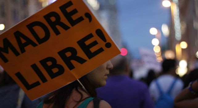 Una manifestante porta una pancarta durante una manifestación contra la nueva reforma de ley del aborto, en Madrid.