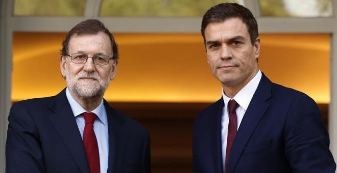 El presidente del Gobierno, Mariano Rajoy (i), y el líder del PSOE, Pedro Sánchez (d), se han saludado hoy, en el Palacio de La Moncloa, antes de iniciar su primera reunión tras las elecciones generales. /EFE