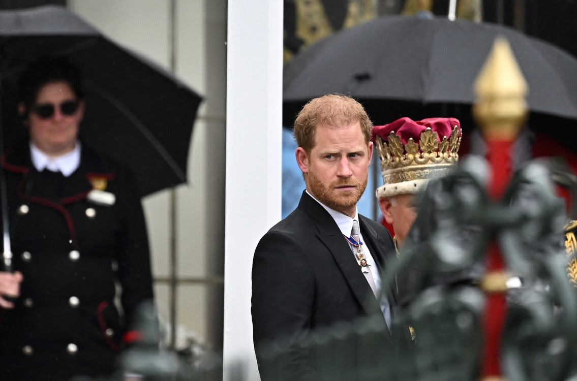Hoàng tử Anh Harry trước Tu viện Westminster sau lễ đăng quang của Vua Charles của Anh, tại London, Anh, ngày 6 tháng 5 năm 2023. REUTERS/Dylan Martinez