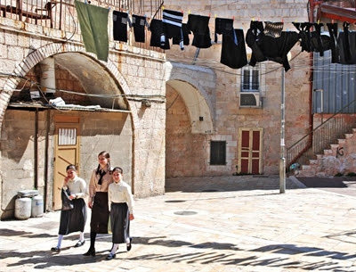 Orthodox Jewish girls in Mea Shearim