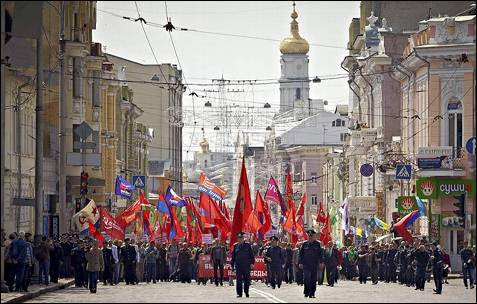 Simpatizantes del Partido Comunista ucraniano participan en un acto de celebración del 'Primero de Mayo' en Kharkiv, Ucrania.