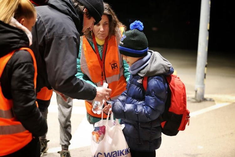 Hasan được các tình nguyện viên và lính biên phòng giúp đỡ tại biên giới Slovakia. Ảnh: Cảnh sát Slovakia.