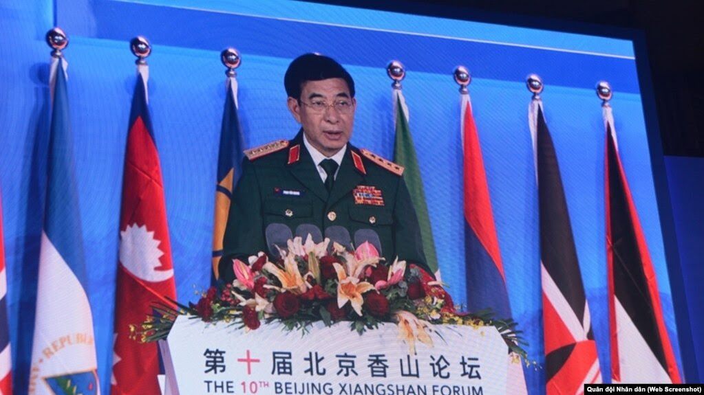 Hình ảnh Bộ trưởng Quốc phòng Việt Nam Phan Văn Giang trên màn hình khi phát biểu tại Diễn đàn Hương Sơn Bắc Kinh ở Trung Quốc hôm 30/10.