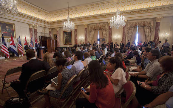 Bruno Rodríguez y John Kerry en el Salon Benjamin Franklin, del Departamento de Estado. Foto: Ismael Francisco/ Cubadebate