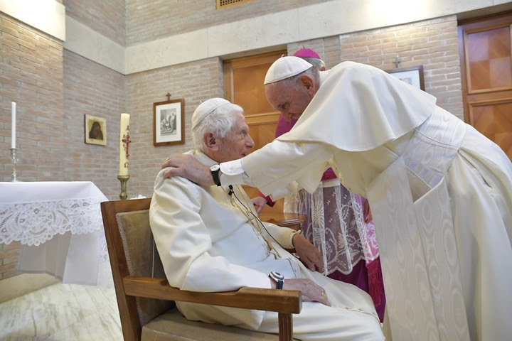 Con Benedicto XVI, L’Osservatore Romano congeniaba totalmente con el estilo de ese pontificado. Pero no con el del papa Francisco (AFP).