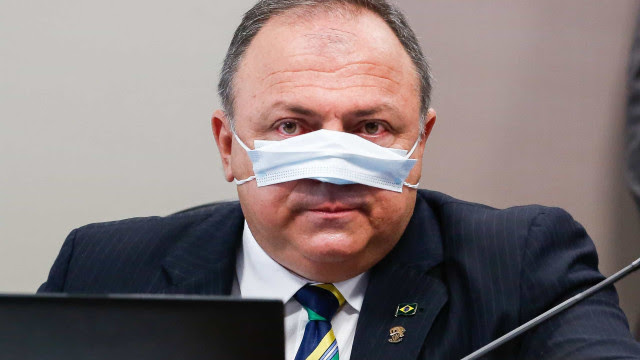 Sob pressão de Bolsonaro, Exército livra Pazuello de punição por ato com presidente no Rio