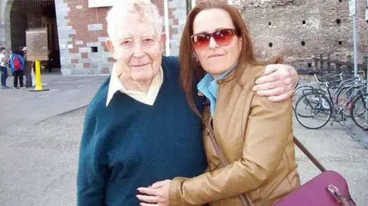 Ông Reg Green và người nhận gan của Nicholas, cô Maria chụp ảnh kỷ niệm khi ông quay trở lại Italy năm 2019. Ảnh: guokr.com