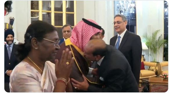 شاهد ملياردير هندي شهير يقبل كتف ⁧‫ولي العهد‬ وسط تحية احترام من رئيسة الهند