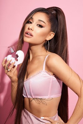 Imagen de campaña THANK U, NEXT (PRNewsfoto/LUXE Brands)