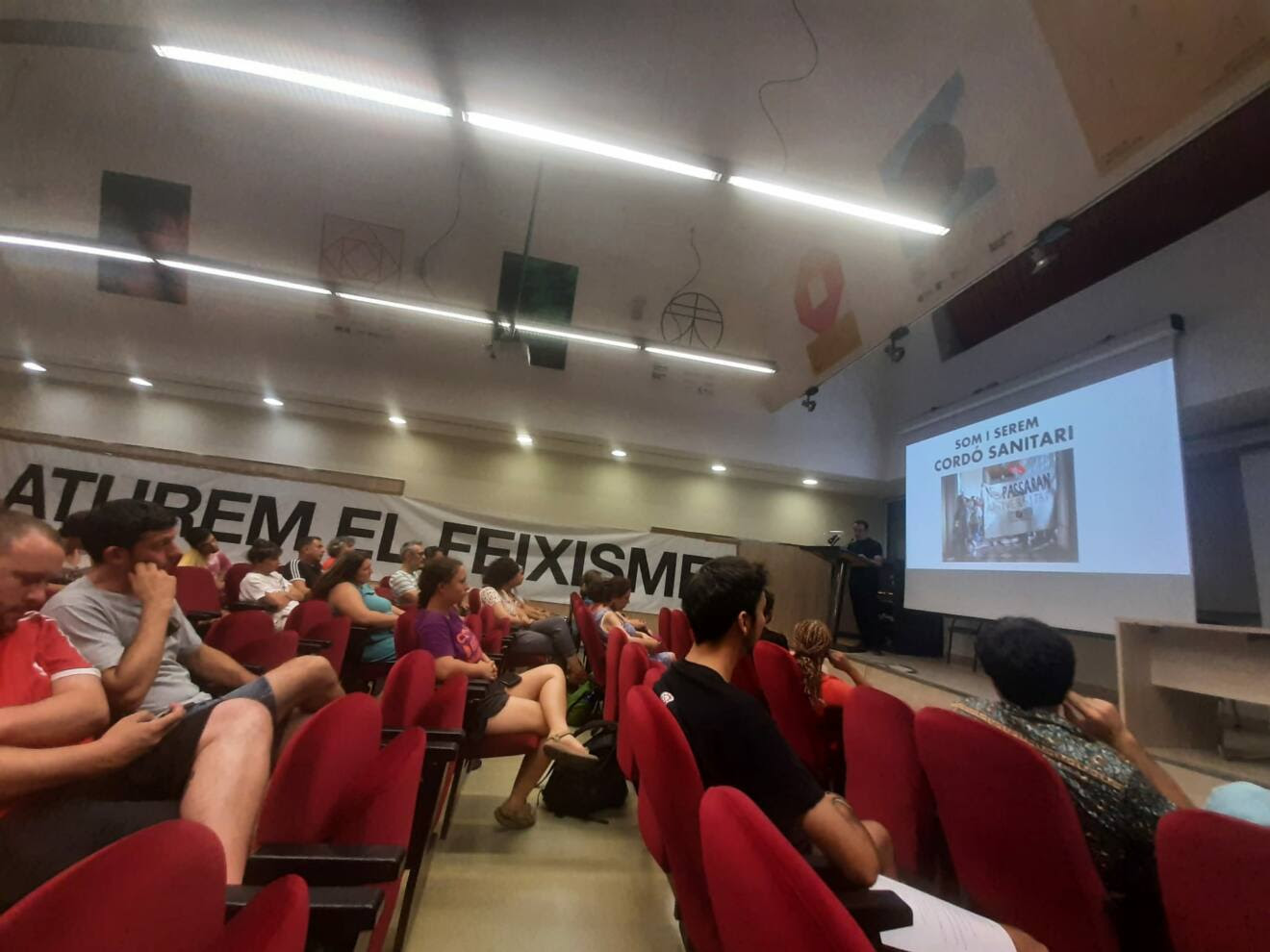 Organitzem-nos!
Mobilitzem-nos! Presentació
del manifest ＂Barrem el pas al
feixisme!”