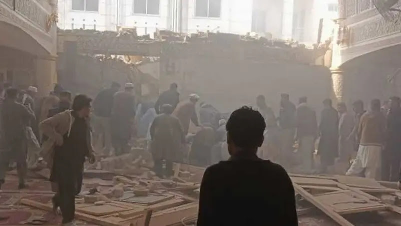 بالفيديو: قتلى وعشرات الجرحى بتفجير انتحاري في مسجد بباكستان