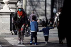 ¿Los niños deben poder salir un poco a la calle? La relajación del confinamiento infantil en Italia aviva el debate en España