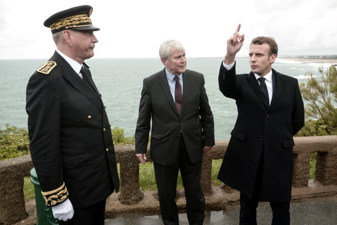 Le président Macron aux côtés du maire de Biarritz, Michel Veunac, et du préfet des Pyrénées-Atlantiques, Eric Spitz au cours d'une visite, en mai, à Biarritz © REUTERS