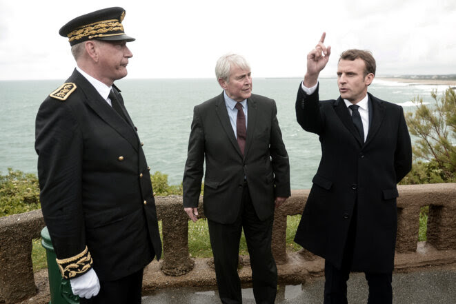Le président Macron aux côtés du maire de Biarritz, Michel Veunac, et du préfet des Pyrénées-Atlantiques, Eric Spitz au cours d'une visite, en mai, à Biarritz © REUTERS Le président Macron aux côtés du maire de Biarritz, Michel Veunac, et du préfet des Pyrénées-Atlantiques, Eric Spitz au cours d'une visite, en mai, à Biarritz © REUTERS