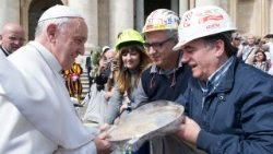 El Papa Francisco junto a algunos trabajadores (Foto de archivo)