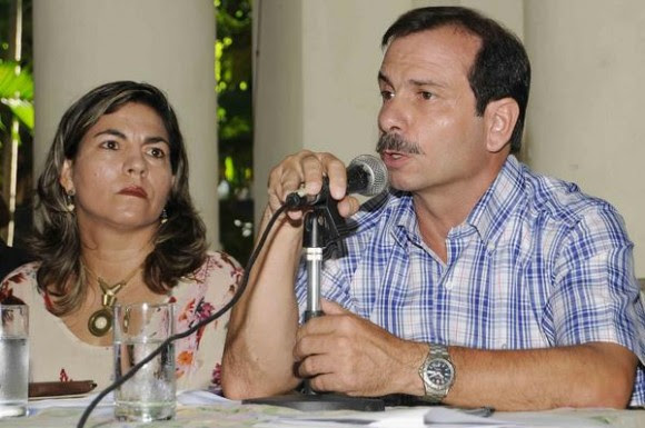 Fernando González Llort (D), Héroe de la República de Cuba y Vicepresidente de Instituto Cubano de Amistad con los Pueblos (ICAP), interviene durante la conferencia de prensa a propósito del X Coloquio Internacional de Solidaridad con Los Cinco y contra el Terrorismo, realizada en la sede del ICAP, en La Habana, el 3 de septiembre de 2014. AIN FOTO/Roberto MOREJON RODRIGUEZ/