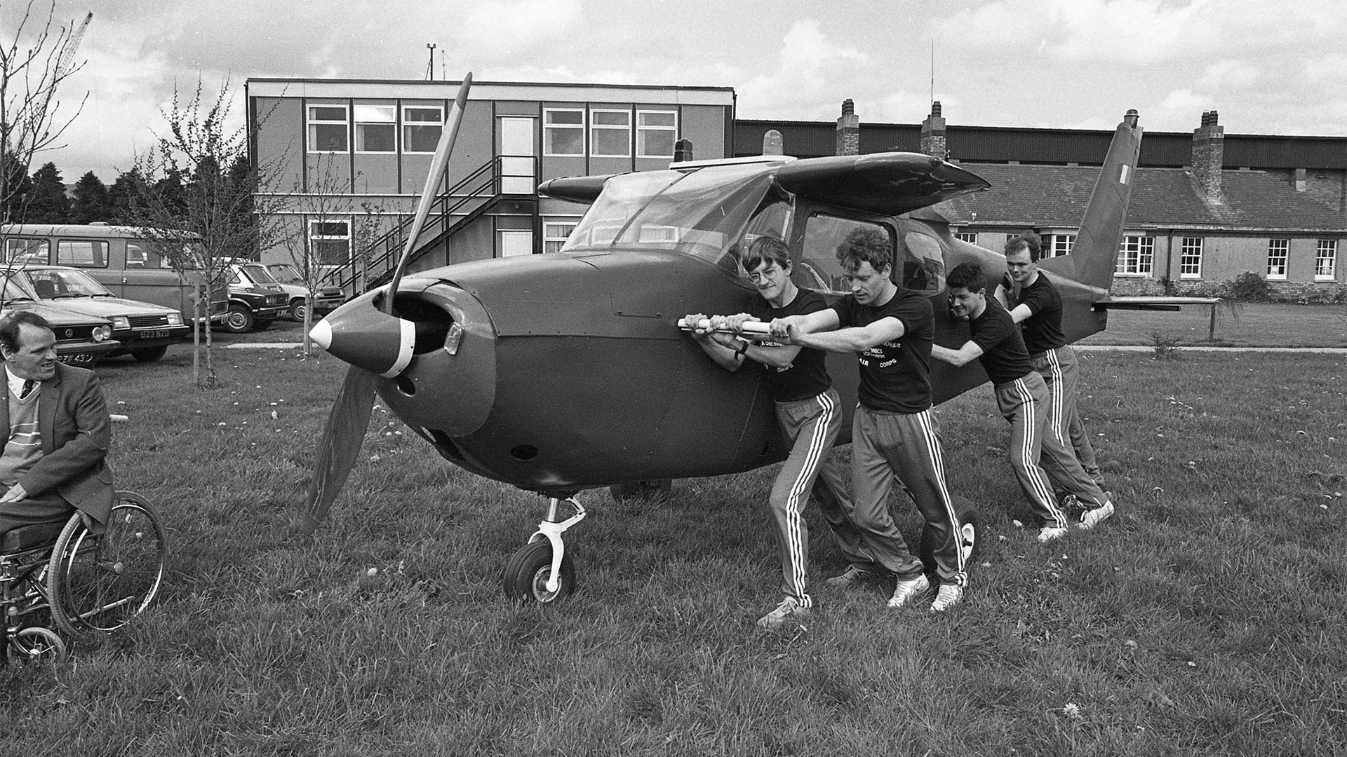 Cuatro hombres de la fuerza aérea irlandesa empujan un Cessna 172 sin alas, el avión se fabrica hace más de 60 años y a lo largo de toda su historia ha sido muy utilizado. (Part of the Independent newspapers Ireland/NLI Collection).